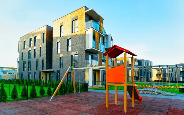 Residencial apartamento casa edificio exterior niños parque infantil reflejo — Foto de Stock