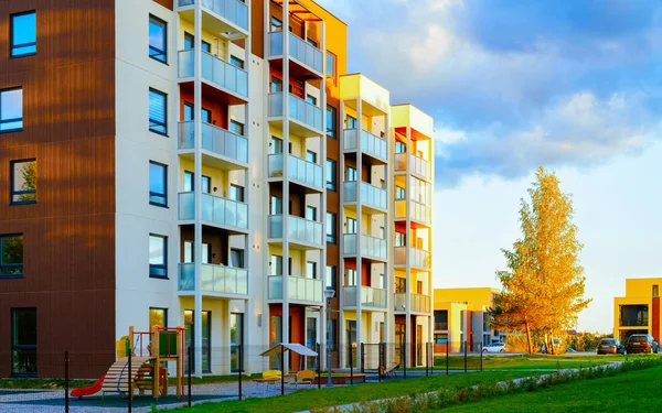 Neues Mehrfamilienhaus Wohnhauskomplex Konzept Spielplatz Reflex — Stockfoto