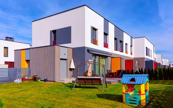 Nuevo apartamento residencial moderno edificio de casa plana con reflejo de parque infantil — Foto de Stock