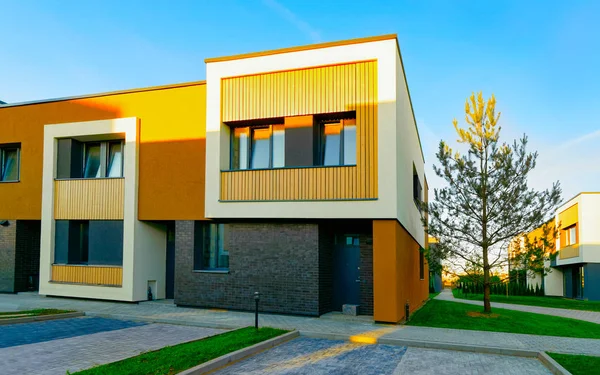 Residenziale Appartamento case a schiera facciata architettura e strutture all'aperto riflesso Immagine Stock