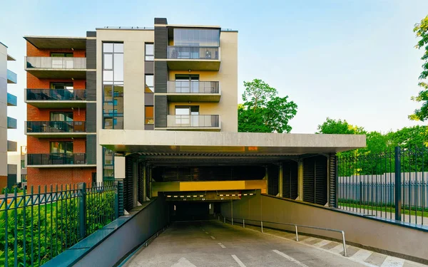 Moderno condominio residenziale con garage reflex Foto Stock Royalty Free