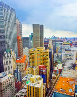 Aşağı Manhattan gökdelenlerinin çatılarında hava manzarası refleksi