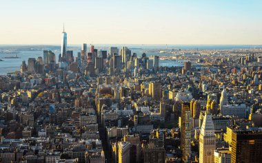 Manhattan şehir merkezine hava görüntüsü ve Manhattan 'ın aşağısındaki Nyc refleksi