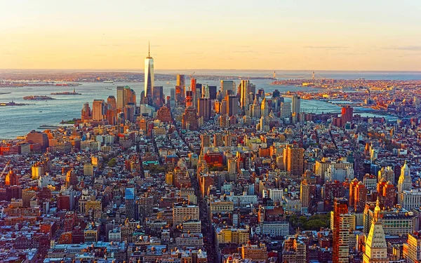Вид с воздуха на небоскрёбы в центре города и Нижнем Манхэттене — стоковое фото