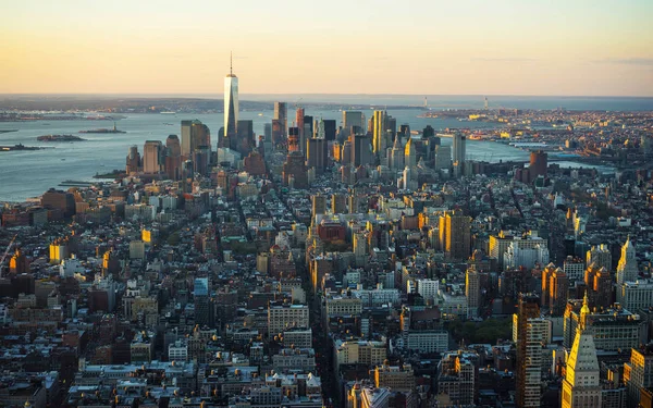 Вид с воздуха на небоскребы в центре города и Нижнем Манхэттене — стоковое фото