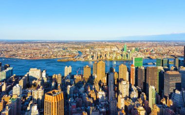 Manhattan şehir merkezi ve Long Island şehri refleksleri