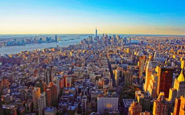 Manhattan şehir merkezinin havadan görünüşü ve Aşağı Manhattan refleksi