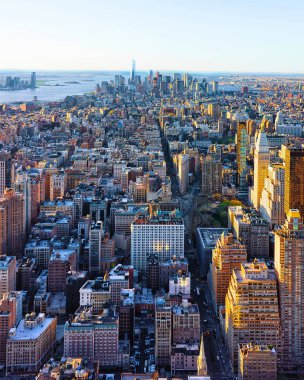 Şehir merkezindeki Skyline ve Manhattan 'ın aşağısındaki Nyc refleksinin hava görüntüsü