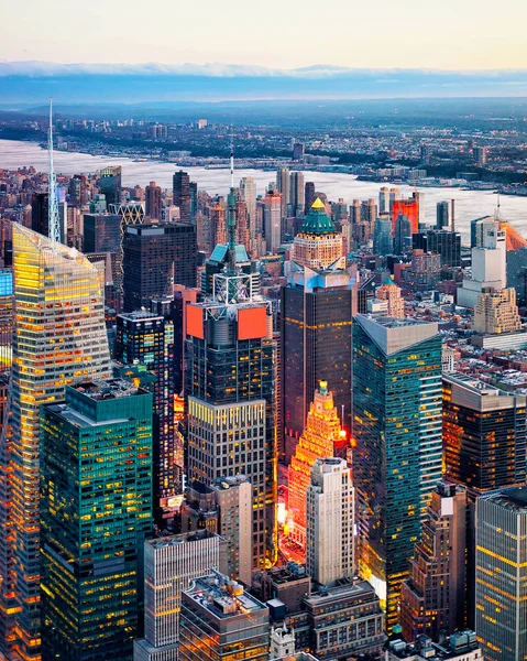 Vista aérea sobre el distrito Midtown de Nueva York reflejo —  Fotos de Stock