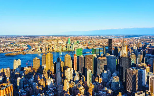 Вид с воздуха на Манхэттен и рефлекс Лонг-Айленд Сити — стоковое фото
