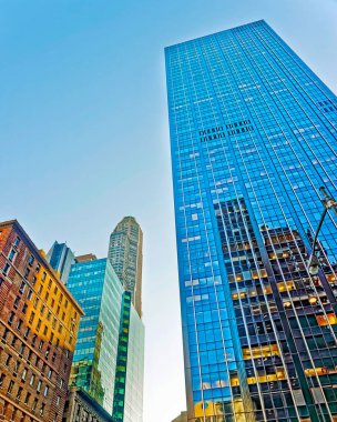 Manhattan gökdelenlerinin refleksli alt görüntüsü