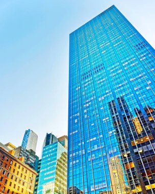 Yansıma refleksiyle Manhattan Gökdelenleri 'nin alt görüntüsü