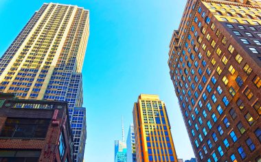 Manhattan 'ın dipteki manzarası Gökdelenler refleksiyle gökyüzü