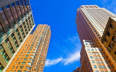 Nyc refleksinde uzun tuğla ve cam gökdelenler