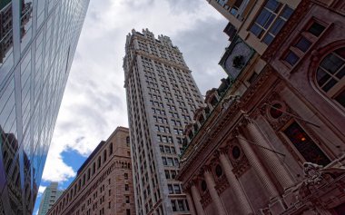 New York City gökdelenleri bulutlu gökyüzü refleksine karşı