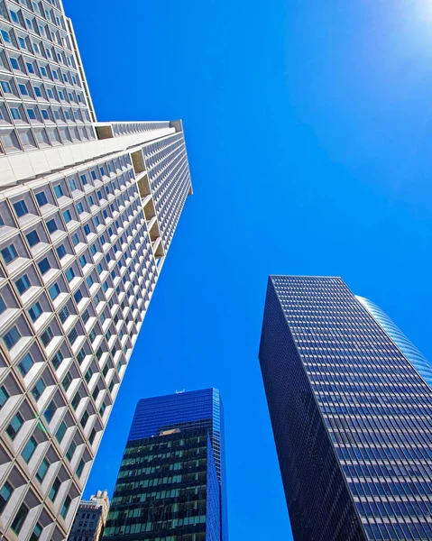 Rascacielos elevándose hacia el reflejo del cielo — Foto de Stock