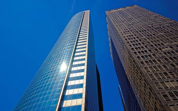 Vista inferior de rascacielos modernos con reflejo — Foto de Stock