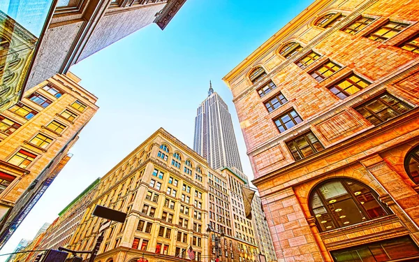 Vista de abajo hacia arriba a los rascacielos de Manhattan reflejo — Foto de Stock