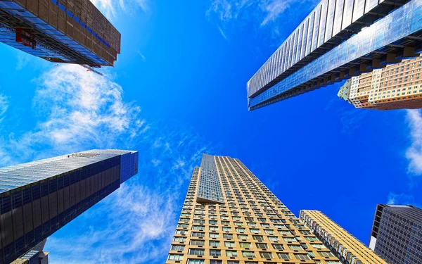 Lentről felfelé kilátás New York City felhőkarcolók reflex — Stock Fotó