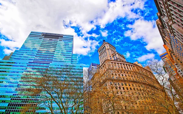 Visão de baixo para cima para arranha-céus no reflexo de Manhattan — Fotografia de Stock