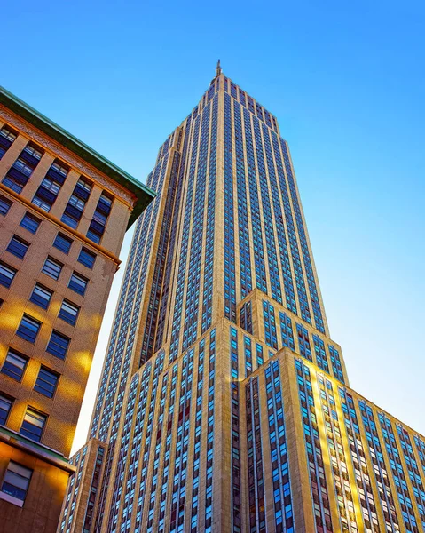 Empire State Building en Manhattan en reflejo de la ciudad de Nueva York — Foto de Stock