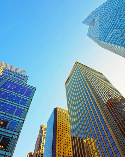 Vista en ángulo bajo de los rascacielos en Nueva York reflex — Foto de Stock