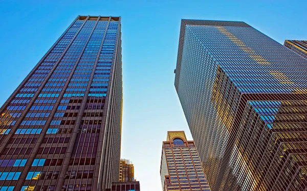 Grattacieli che si innalzano fino al cielo blu profondo a New York City reflex — Foto Stock