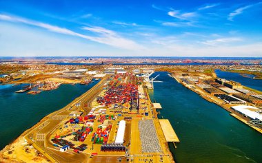 Bayonne refleksindeki küresel konteyner terminalinde hava görüntüsü