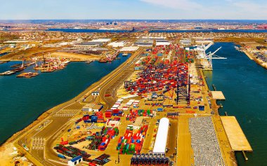 Bayonne refleksindeki küresel konteynır terminaline hava görünümü