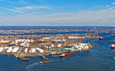 Newark Limanı ve Bayonne refleksindeki Maersk nakliye konteynırlarının görüntüsü