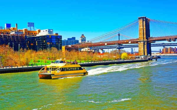 Ferry boat και γέφυρα Μπρούκλιν πάνω από East River αντανακλαστικά — Φωτογραφία Αρχείου