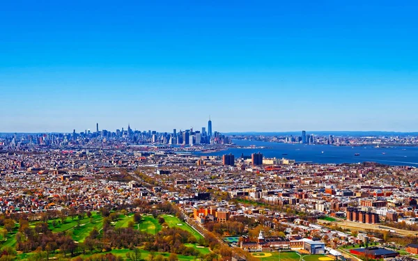 Вид с воздуха на Бруклин с небоскребами Манхэттена в фоновом рефлексе — стоковое фото