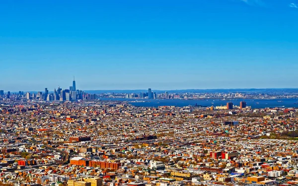 Вид с воздуха на Бруклин с центром Манхэттена в фоновом рефлексе — стоковое фото