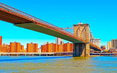 East River refleksi üzerinde Brooklyn Köprüsü