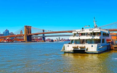 Feribot ve Brooklyn köprüsü Doğu Nehri refleksi