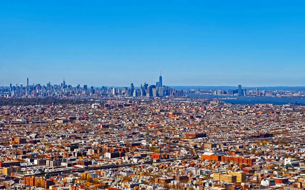 Luftaufnahme von brooklyn mit niedrigeren manhattan-Wolkenkratzern im Hintergrund — Stockfoto