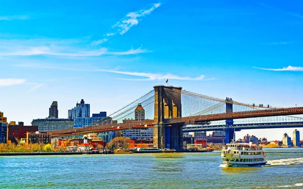 Ferry boat και γέφυρα Μπρούκλιν κατά μήκος East River αντανακλαστικά — Φωτογραφία Αρχείου