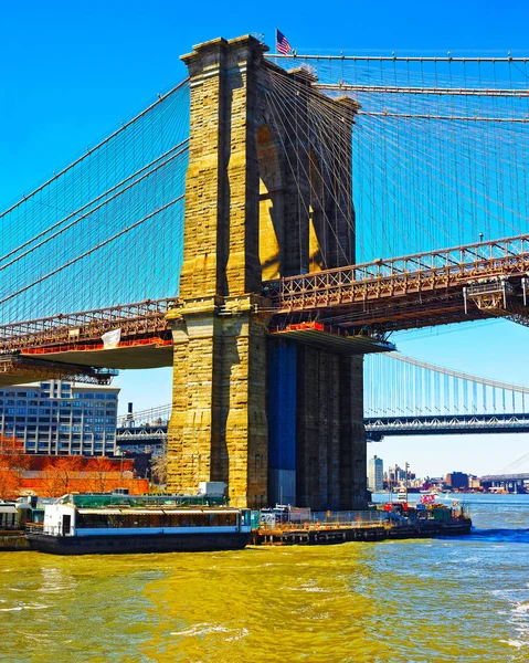 Brooklyn híd East River felett reflexszel — Stock Fotó