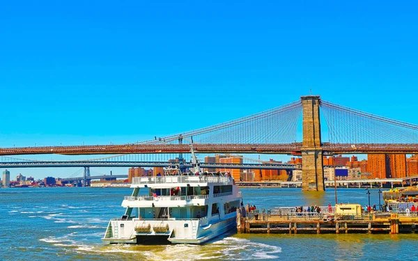 Ferry boat και γέφυρα Μπρούκλιν πάνω από East River αντανακλαστικά — Φωτογραφία Αρχείου