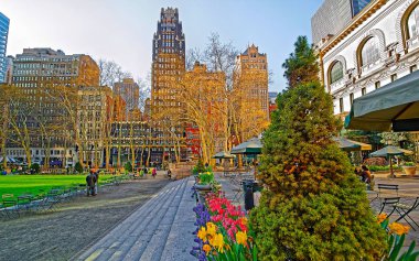 Bryant Park refleksinde yeşil bitkiler ve gökdelenler
