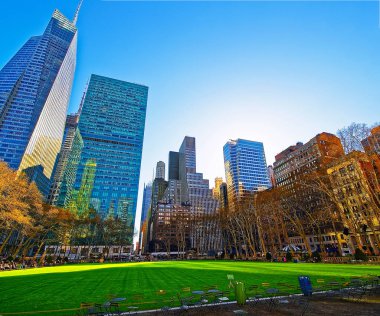 Masalar, sandalyeler ve gökdelenler Bryant Park Nyc Usa refleksini izledi