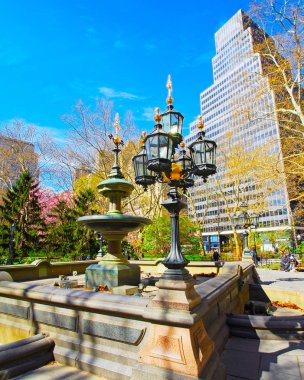 Manhattan Belediyesi 'ndeki Fener ve Pınar.