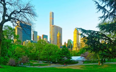 Central Park refleksinde Manhattan şehir merkezinin ufuk çizgisine bak