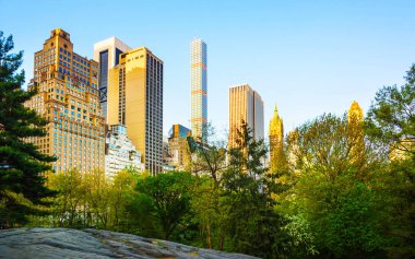 Manhattan 'ın merkezinde gökdelenlerin silueti Central Park Doğu Nyc refleksi