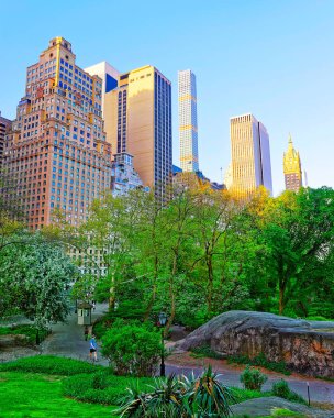 Central Park 'ın doğusundaki Manhattan şehir merkezi silüeti günbatımı refleksinde