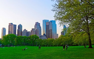 Manhattan şehir merkezinde gökyüzü Central Park 'ın güney refleksinde görüldü