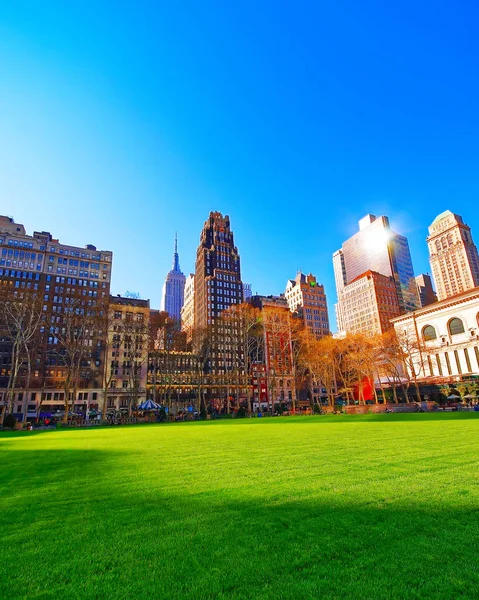 Gramado verde e Skyline com arranha-céus em reflexo Bryant Park — Fotografia de Stock