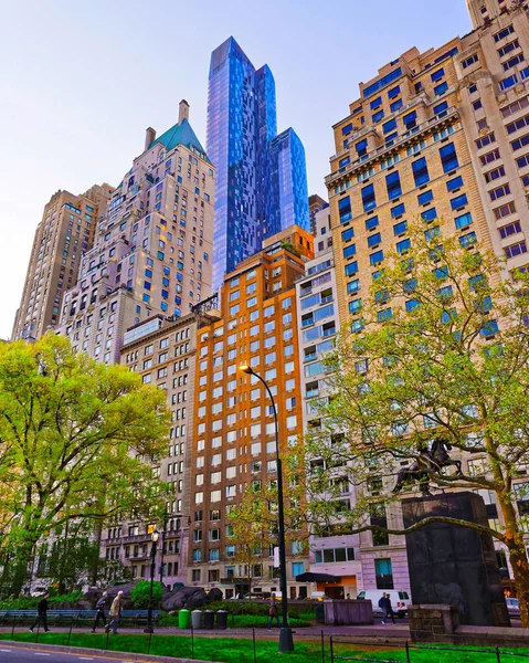 Midtown Manhattan wolkenkrabbers in Central Park South reflex — Stockfoto