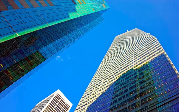 Vista inferior del reflejo de rascacielos de Freedom Tower — Foto de Stock