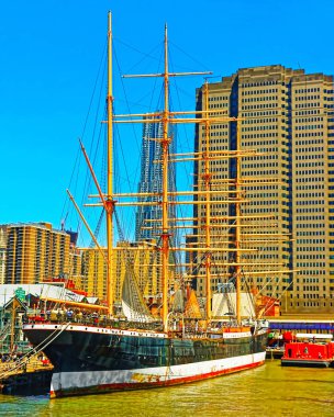 Manhattan 'ın güney limanındaki gemi refleksi.